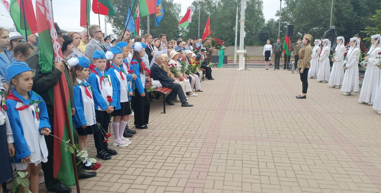 Возложение цветов около мемориала Памяти на проспекте Дзержинского