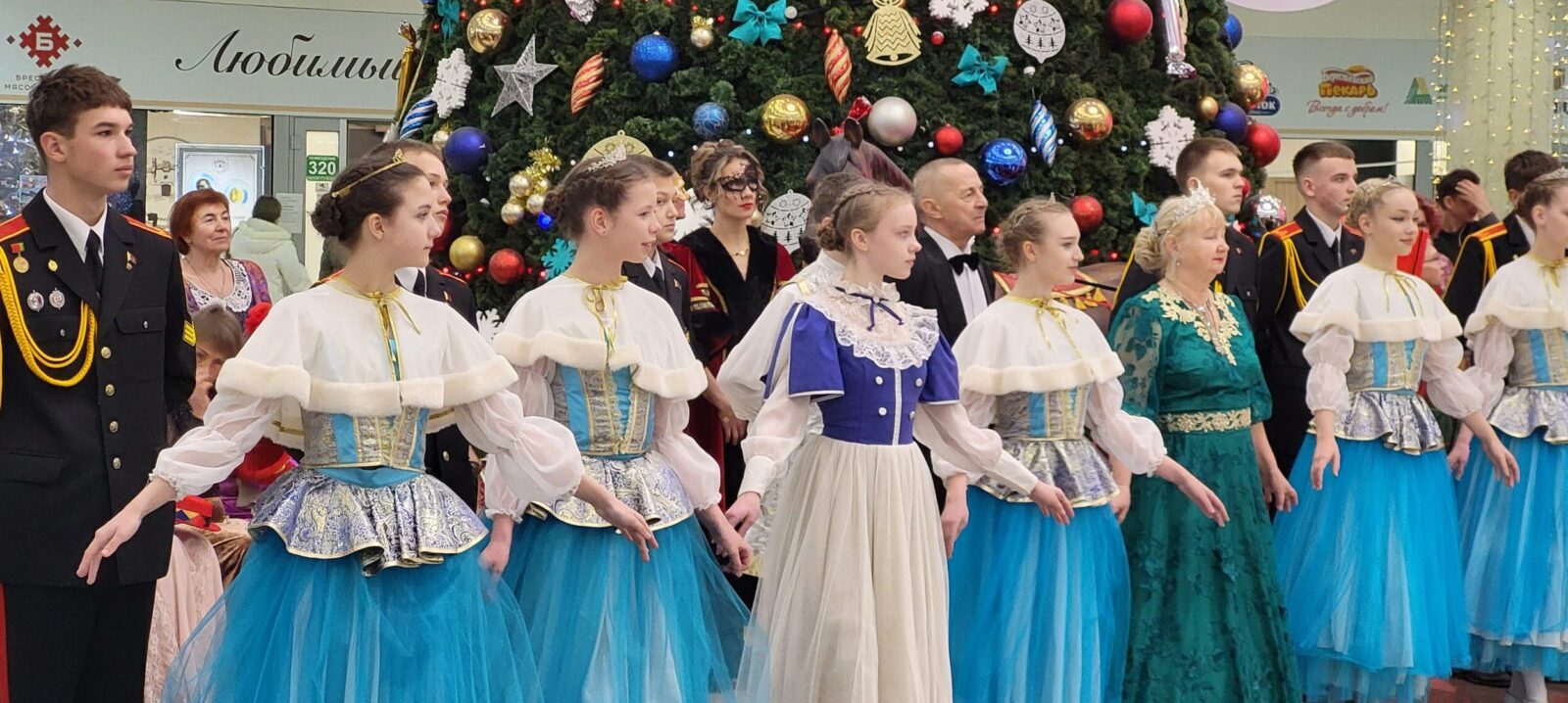 Серебряный бал в ТЦ Столица